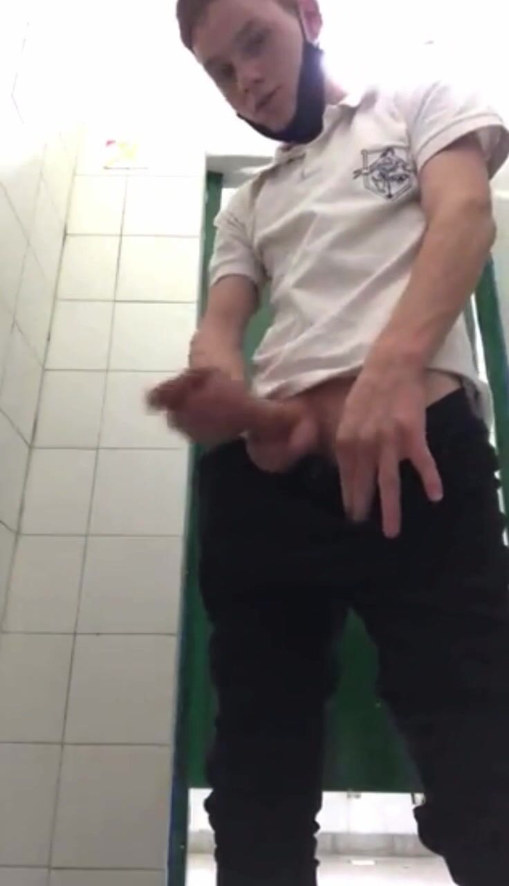 Geiler twink auf der college-toilette
