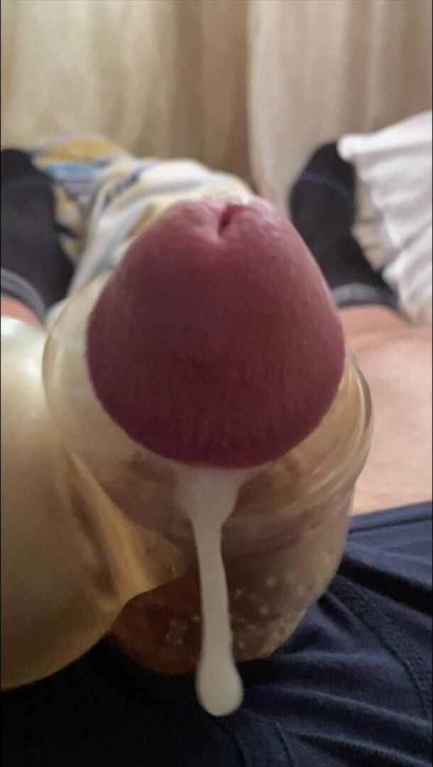 Papá musculoso jockdad87 juega con su polla y dispara su carga