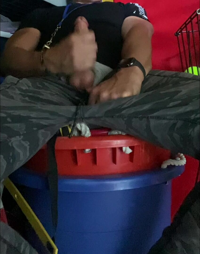 体育教師jockdad87が授業の合間にオナニー射精
