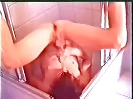 فتى مثار تحت الدش
