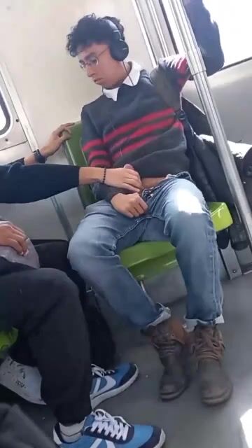 étudiants dans le métro bandent