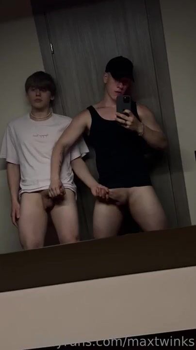Les amis ados se branlent ensemble excités