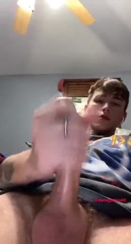 Twink caliente se pajea la polla