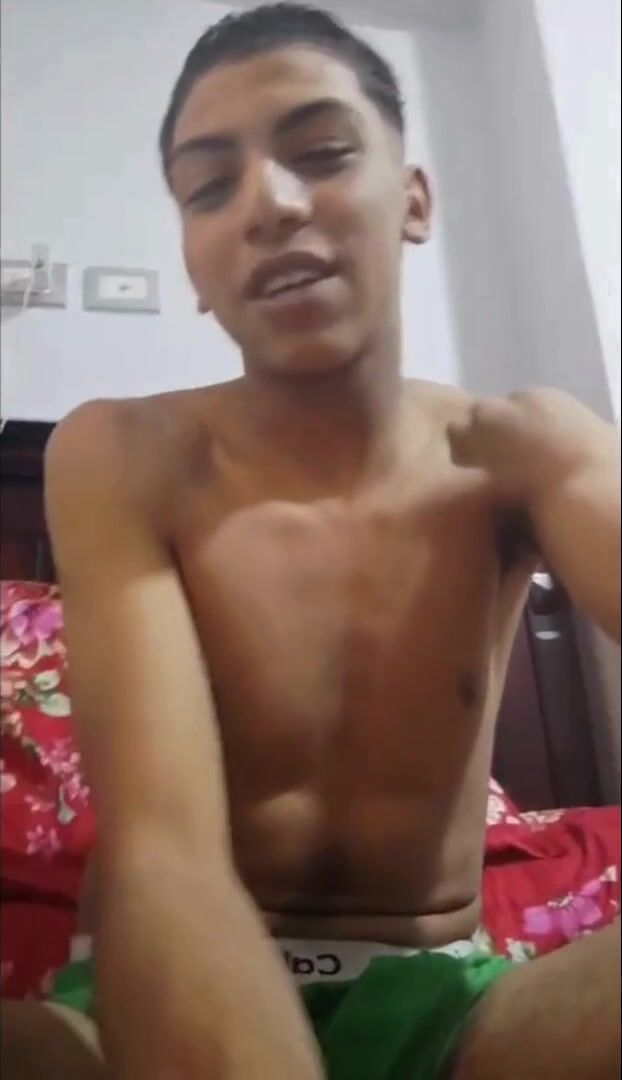 شاب عربي ثرثار يدخن ويُظهر بُشْتُه