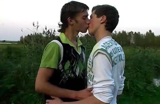 Twink enjoys horny outdoor gay action