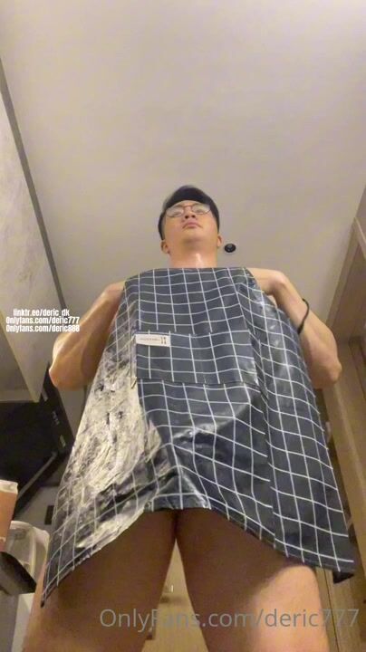 رجل آسيوي منفرد يعرض سخونة