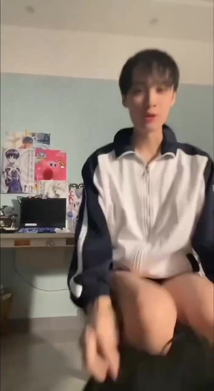 椅子でひとりアジア人