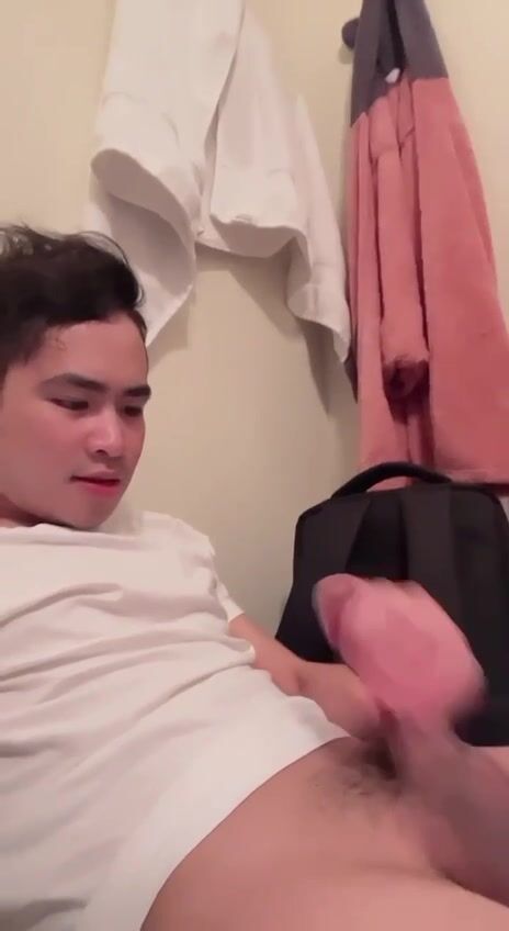 Asiatischer twink spritzt heftig vor der cam - sexy gay-porno