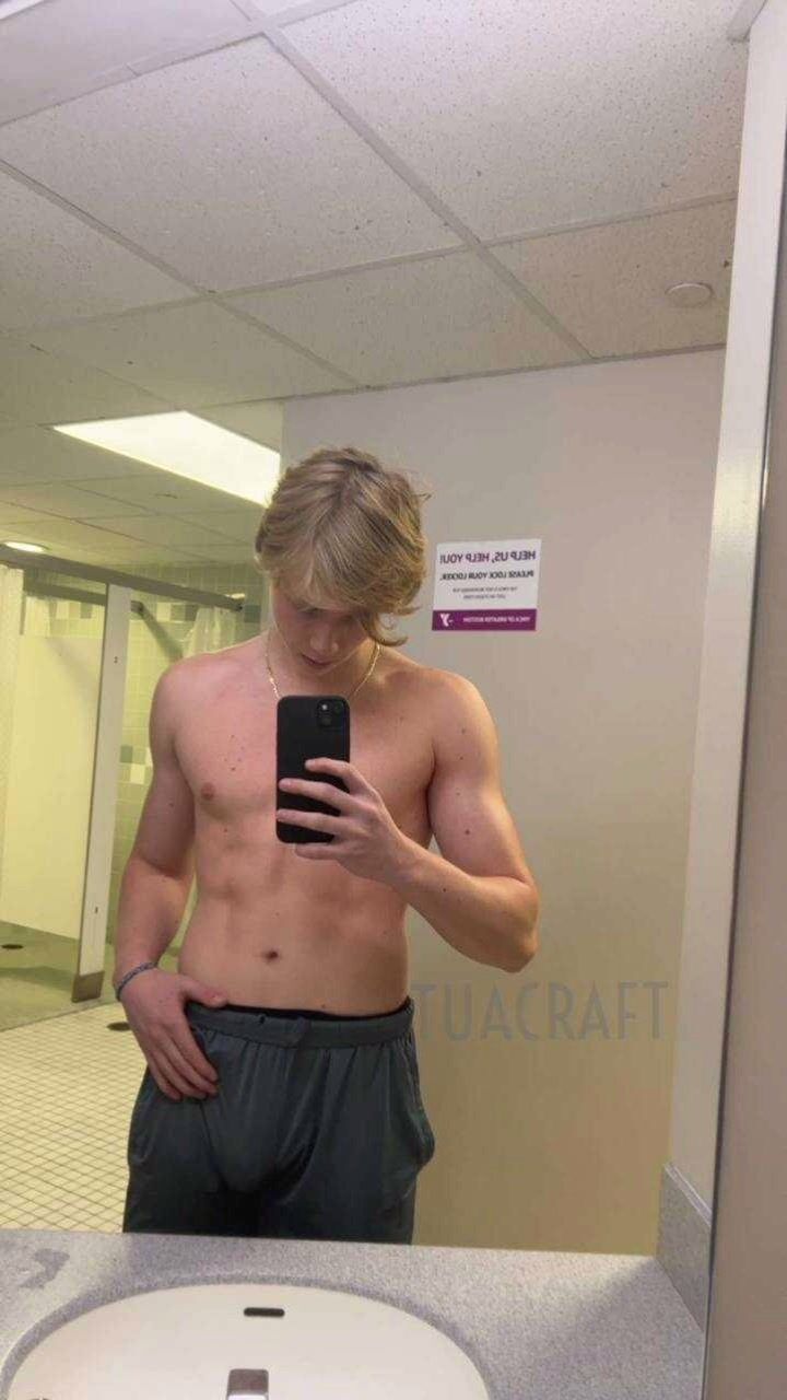 Hot bait twink seduces muscle daddy bareback
