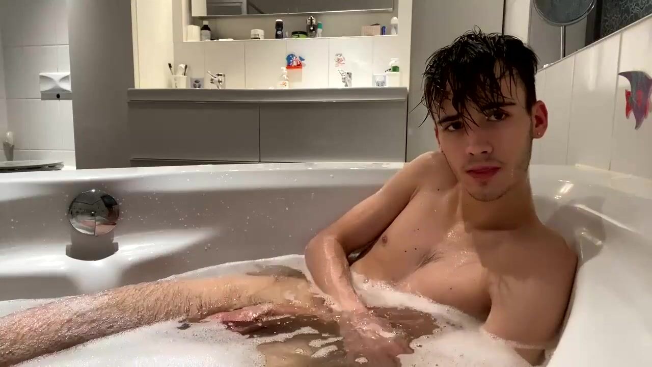 Heißer twink wird in bade-porno nass