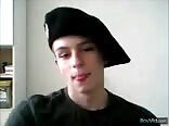 Chico con boina masturbándose con polla grande e intacta