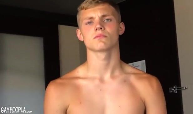 Blonder goy zieht sich aus und kommt in gay-porno