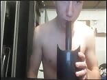 Ado blond gay joue avec son cul chaud