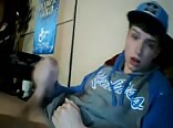 парень с большим членом в синей кепке дрочит жёстко