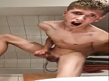 مراهق في الحمام يحصل على زب فتى ساخن