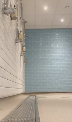 Hot boy gets wet in public shower - gay porn
