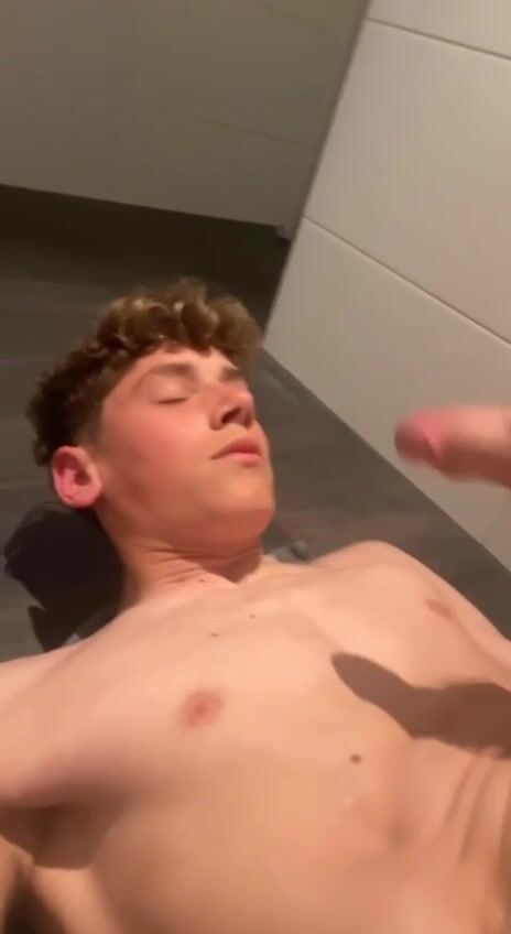 Twink’s raw self-facial for daddy