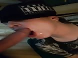 害羞的性感男孩在同志色情片中吮吸大鸡巴