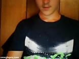 Garoto gostoso batendo punheta na webcam