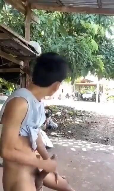ブラジル系少年が公共の場で激しくオナニー