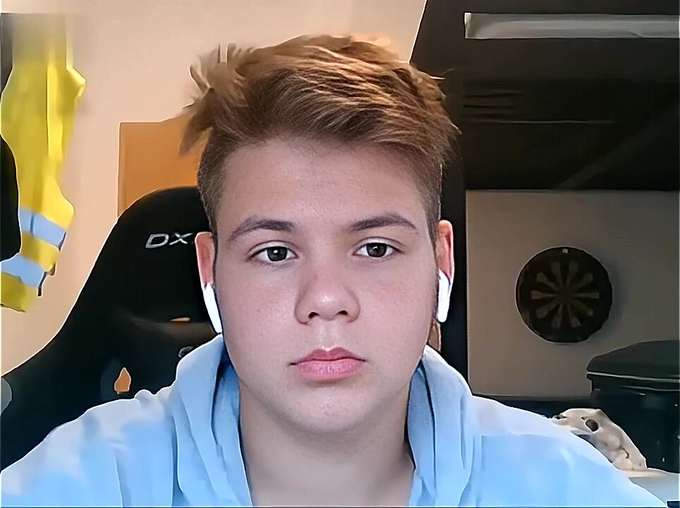 Adolescente pelirrojo británico se masturba y se corre