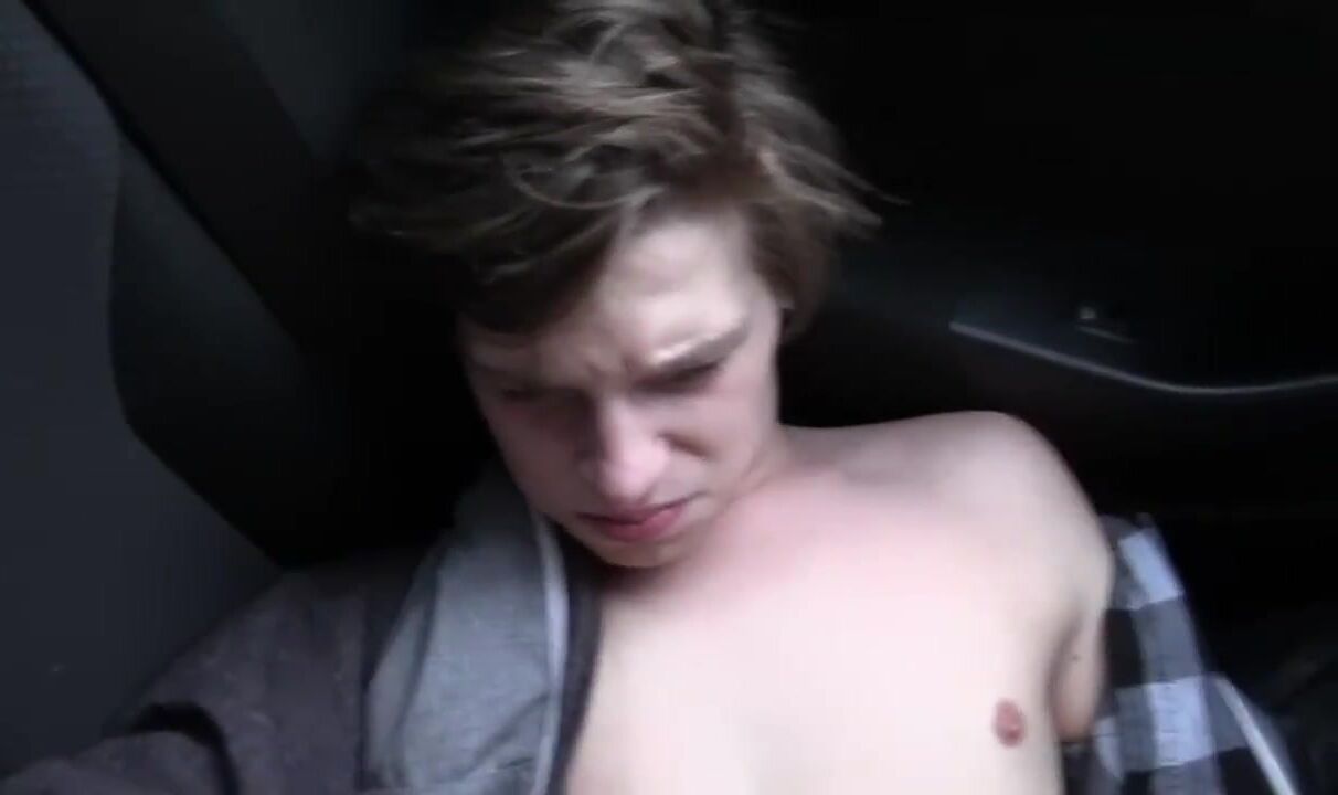Paar fickt im heißen auto bei heißer live-pornoshow