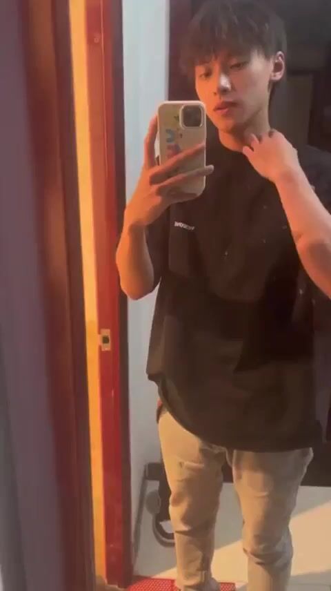 شاب صيني نحيف يداعب قضيبه المنتصب