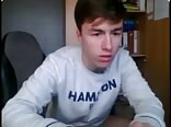 Ado se branle en regardant un mec sexy se déshabiller