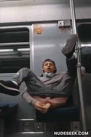 Heißer typ mit spielzeug gefickt in voller u-bahn