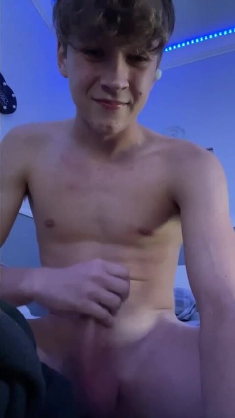 Mec sexy branle bite non circoncise jusqu'au jus