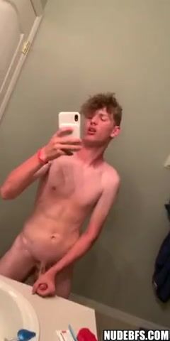 Nackter geiler typ wichst hart