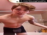 فتى مراهق رياضي يعرض جسمه الساخن وقدميه في مشهد إباحي