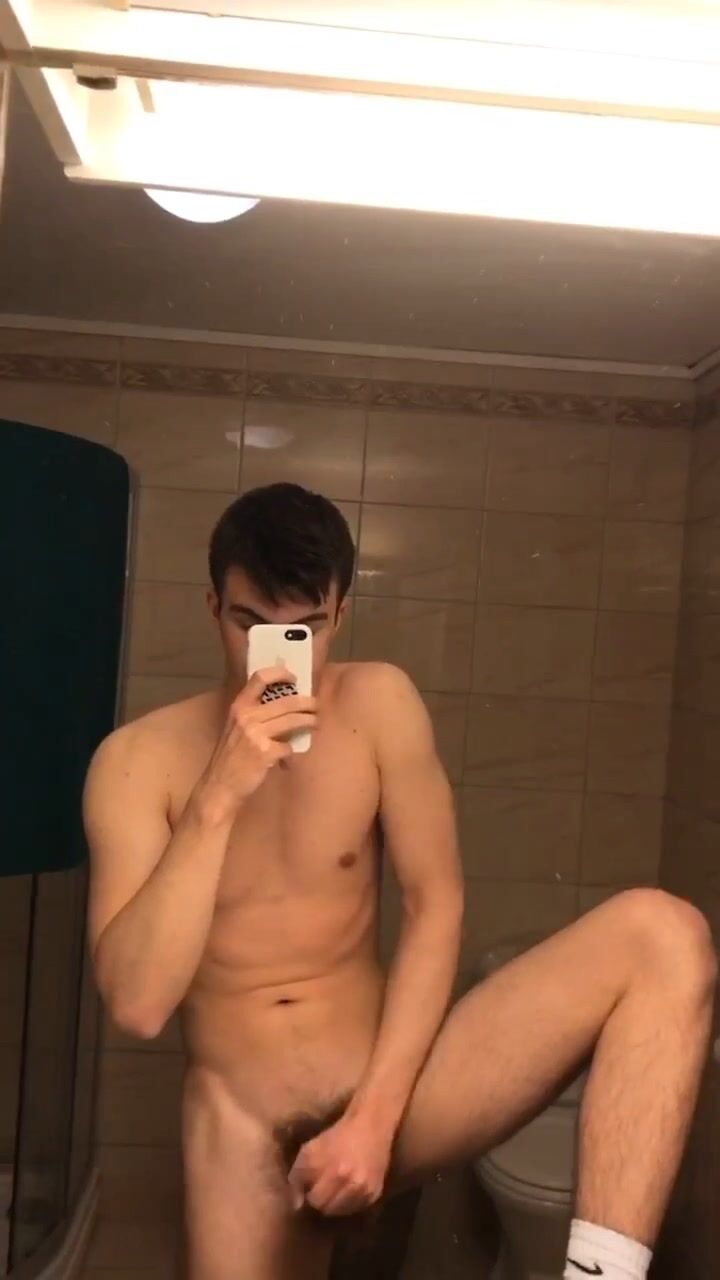 Francisco desnudo acaricia su polla dura