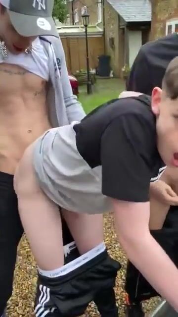 Twinks tauschen sich draußen bareback schwänze