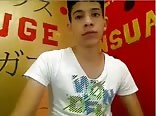 Leny 以热门的gay少年形象进行调情