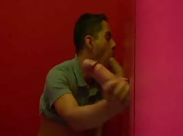 Glory hole aktion mit heißem schwanz