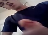 Un ado de l'école veut mes couilles et se branle sur du porno gay