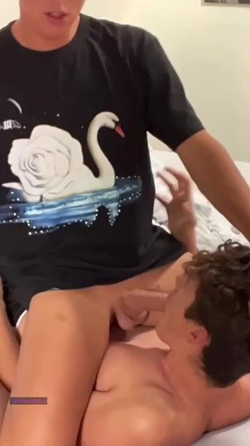 عمل يد ساخن لزوجين ولدين مشتهين