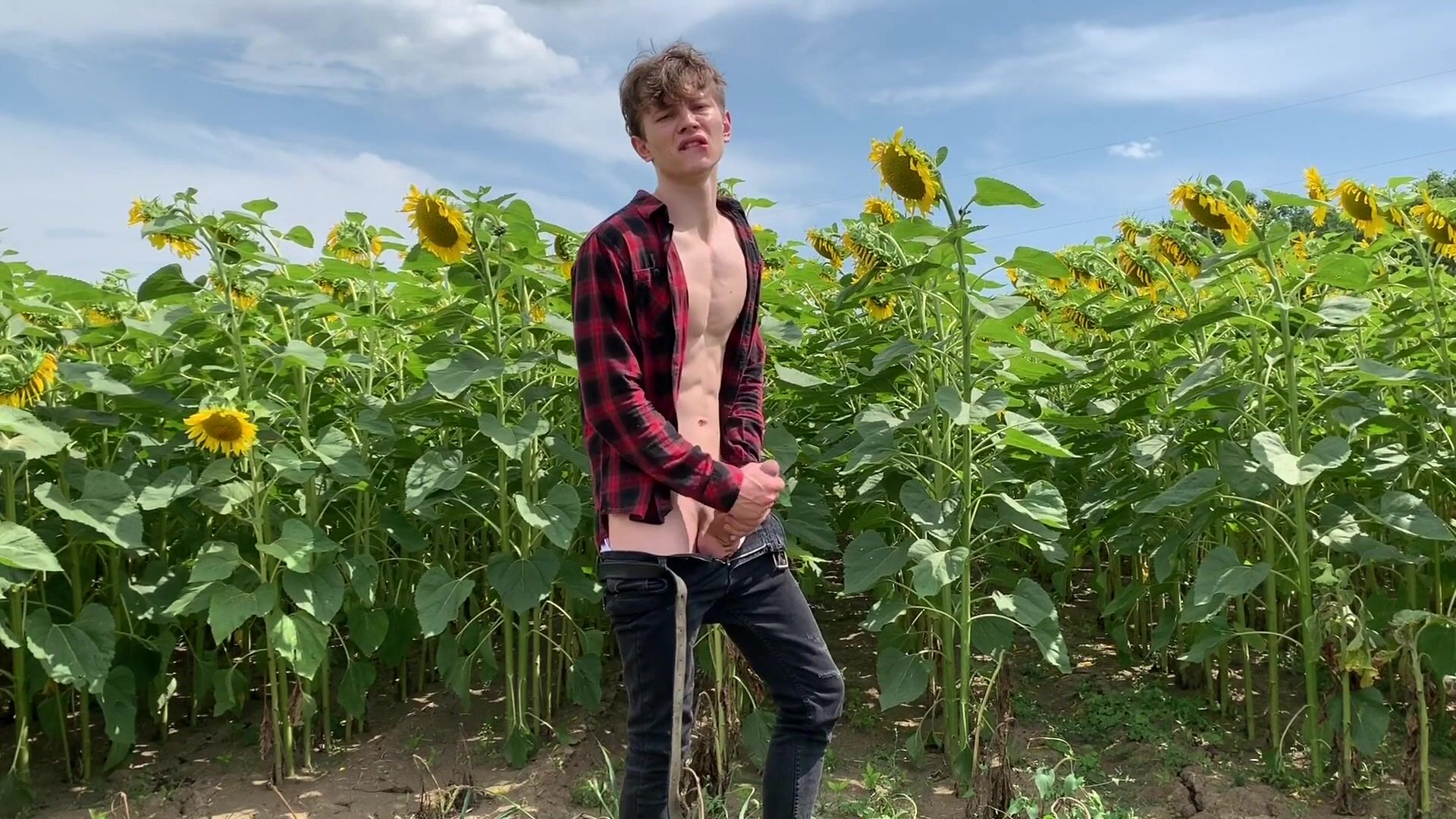Branlette en plein air fait jouir un mignon ado avec un corps parfait