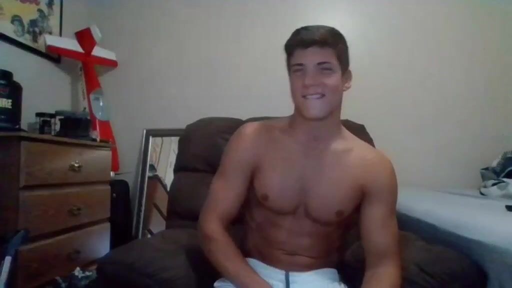 Chico musculoso enseña polla y agujero