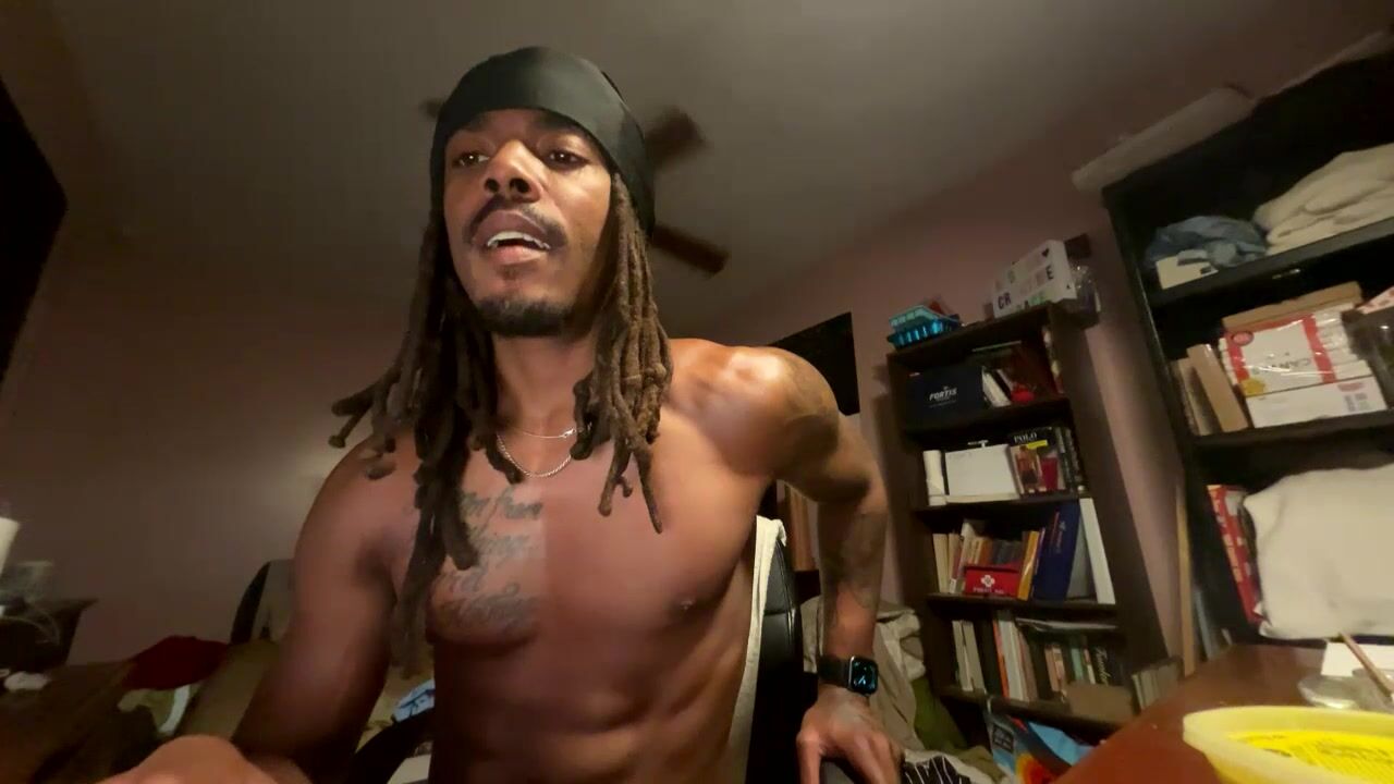 Beau gosse exhibe sa grosse bite black