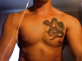Musculoso se masturba y se corre en los abdominales