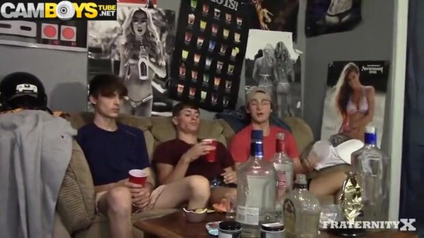 Twink wichst auf heißem gay-porno-tube