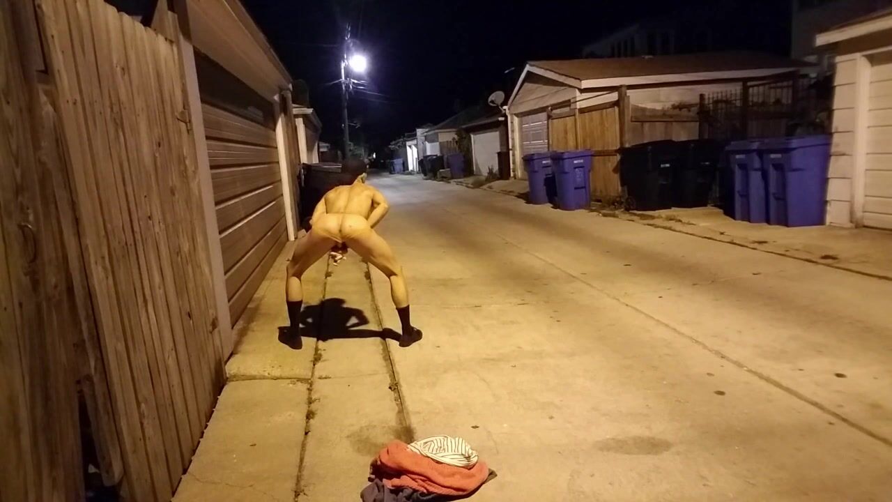 Deportista se desnuda en callejón y se corre