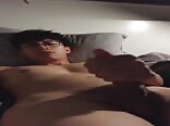 Heißer typ entlädt sich auf cam-boys
