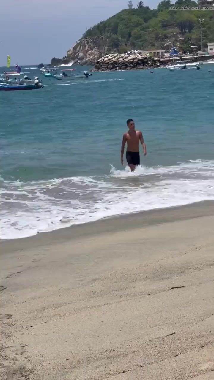 海滩男孩露出他坚硬的鸡巴