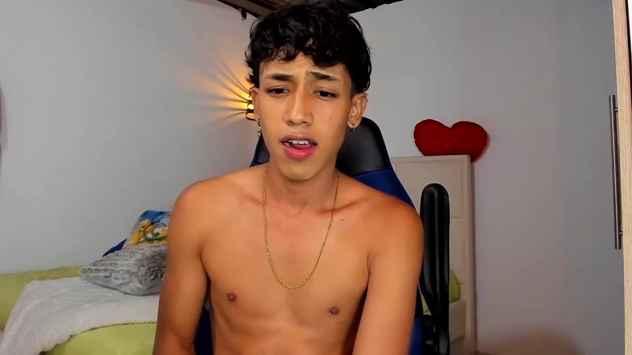 सुंदर लैटिन किशोर ज़ोर से झड़ता है