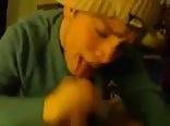 Latino-teenie lutscht den schwanz seines freundes