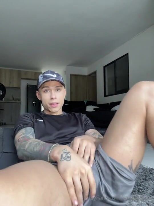 Latino sportif gicle sur les minets