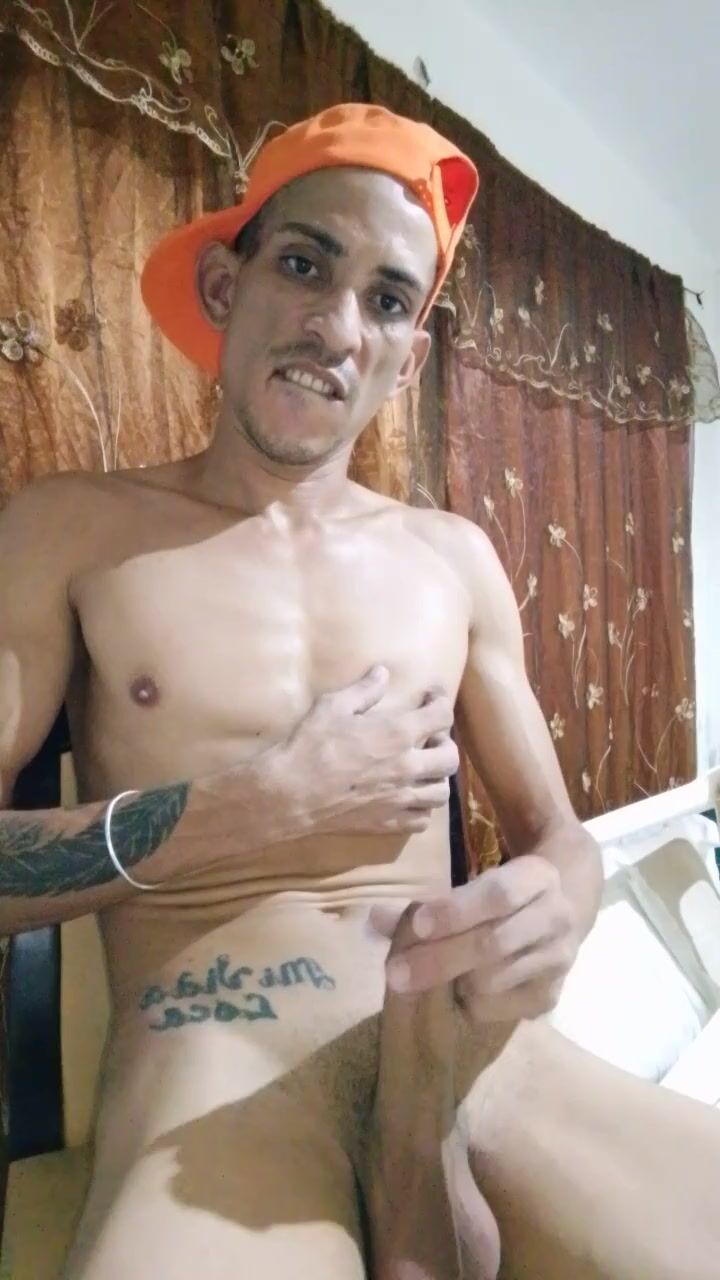 Gato latino acaricia seu pau duro